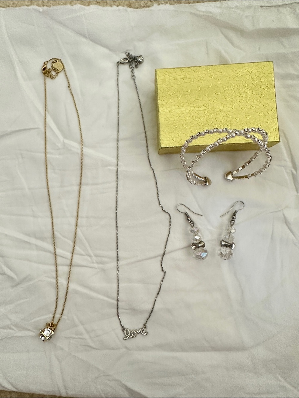 Beautiful sparkling fashion jewelry set $20
